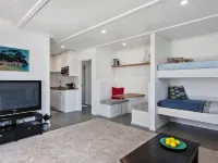 luxury beach flat, MAXIMUM four people, No cleaning fee Hotels in Ohope