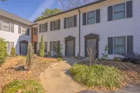 Heart of Athens! Beautiful Townhouse, 15 Minute Walk to Stadium, Downtown.