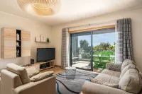 Golf, beach, country and city. Central and modern for up to 5 guests