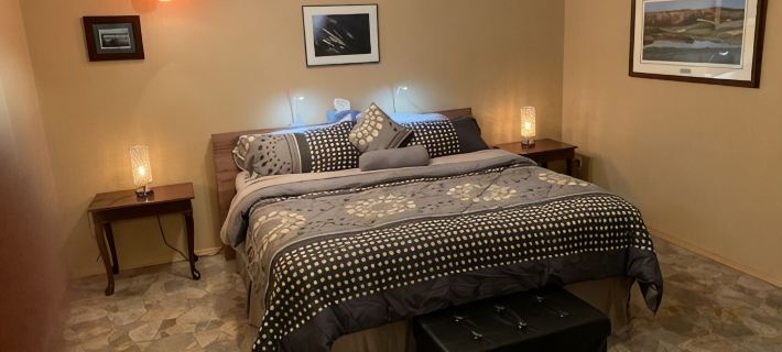 Mountain view, beautiful walk out suite overlooking a park and creek. 3bedrooms. Hotel di Osoyoos