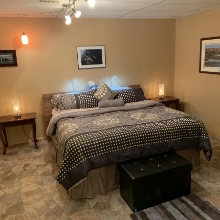 Mountain view, beautiful walk out suite overlooking a park and creek. 3bedrooms. Отели в г. Осуюс
