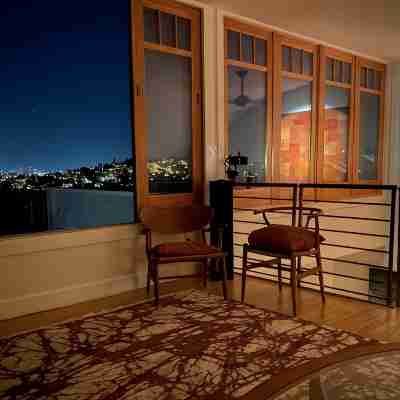 Relaxing Home with Sweeping Views, Chef's Kitchen and Hot Tub in Center of SF Others