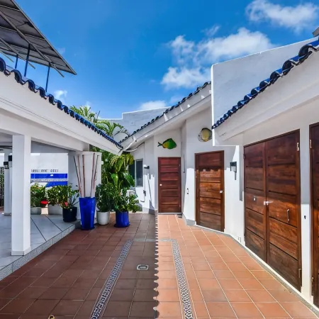 Luxury pool villa totally private backyard - 5 minutes to the beach!