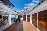Luxury pool villa totally private backyard - 5 minutes to the beach! - Private Pools