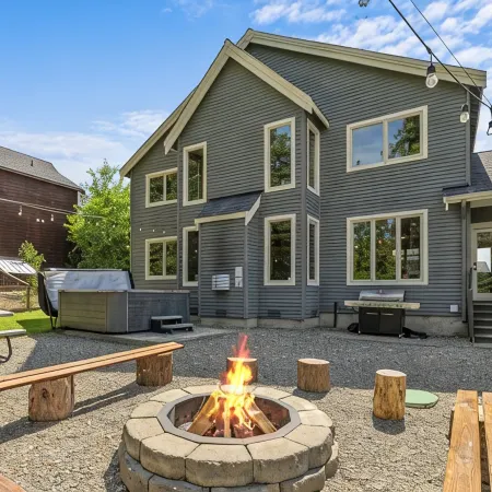 Family Friendly Cozy Cabin with Private Hot Tub & Games!