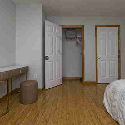 Cozy 3-bedroom Duplex2 in beautiful Springfield with WiFi, central AC Rooms