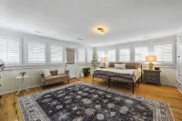 Tower House Inn: Charming 3BD/2.5BA BNB w/Private Parking & Walk to Downtown - 4 stjerner