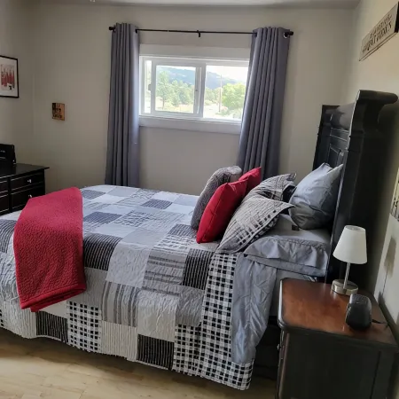 BBZ Bunkhouse - Cozy and Close to Town; Yet Secluded In The Great Outdoors!