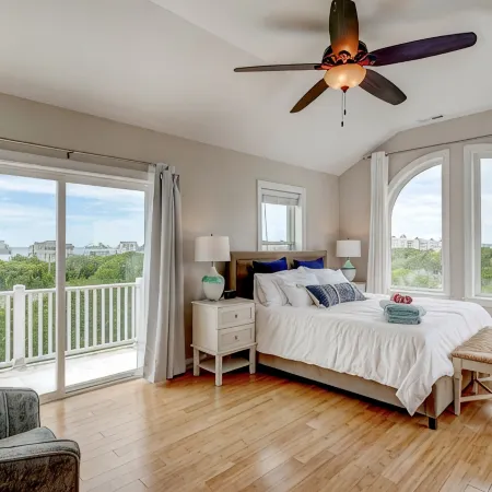 4BR/4BA - pool, elevator, deeded beach access, 2 king suites & AMAZING views!