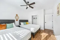 Exquisite 4-Bedroom Luxury Home Near Downtown Atlanta: No Cleaning Fees - Bungalow