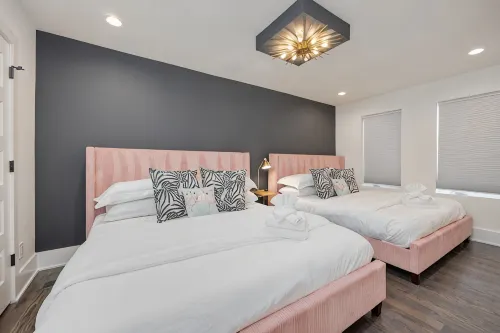 Ultra Heated Rooftop Pool! Arcade, Elevator, EV Charger, Sleeps 12, Full Home - สระว่ายน้ำส่วนตัว