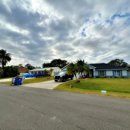 Luxurious, Charming & Modern 4-bedroom 2-bathroom in brilliant Palm Bay