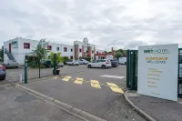 Brit Hotel la Bonne Etape - parking