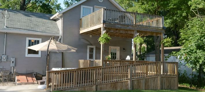 House of TarTar with Year Long Hot Tub Next to Adorable Downtown Valparaiso Hotels in Porter County