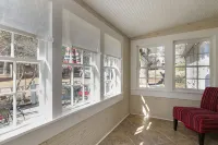 Charming One-Story 3BR 3BA Home Just Off The Oxford Square! Deck and Porch! - Homestays