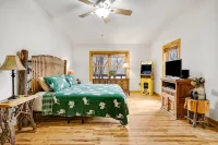 Lovely, One-Story Cabin in a Serene Mountain Country Club - Golf, Fish, and Ski - Chalets
