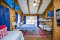 River House, kayak, fishing, king beds, riverfront - Alppimaja