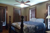 Rustic Country farmhouse on 2 acres close to several lakes. - 3성급