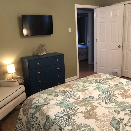 Relaxed Waterfront Home Nestled under a Shady Oak about 2 Miles to Old Town