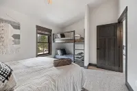 Embers Gulch 1 brand new duplex, wifi, hot tub, paved roads, shared pool access - Homestays