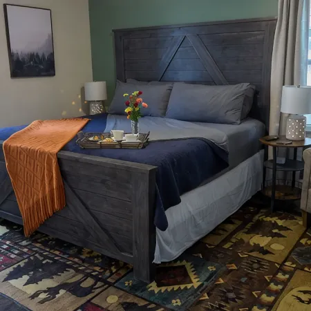 The Little River Farmhouse – Your Smoky Mountain Riverside Retreat Hotels in Townsend