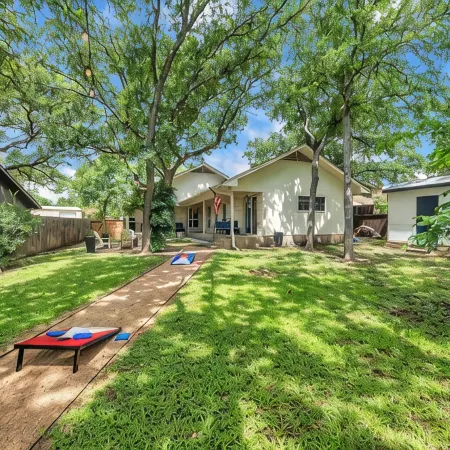 Casa Lago on Lake LBJ, Zenful Retreat;Game Room;Canal Front; Putting Green