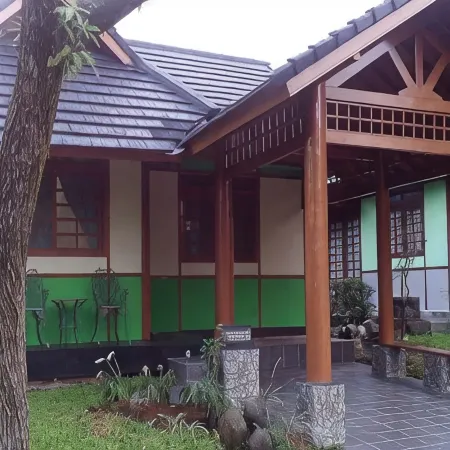 Villa Kota Bunga Widuri Hotels in Pacet