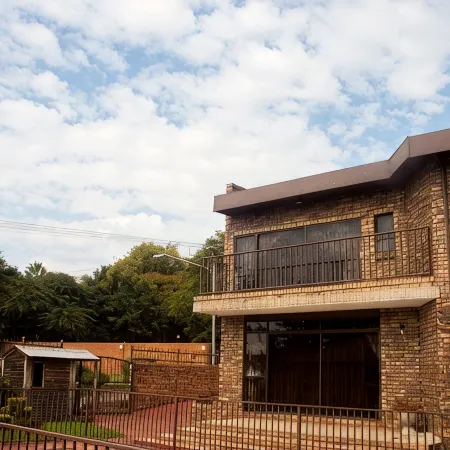 Thabiso Guesthouse Отели рядом с достопримечательностью «Торговый центр Zambezi Junction Mall»