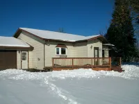 Beautiful, spacious 3 BR, 2BA home, close to everything the UP has to offer! - Wifi