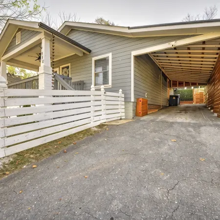 Rosewood Cottage • Walk to Park • Hot Tub • Arcade • Fire Pit • Downtown 3 Min