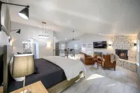 Romantic honeymoon cabin with hot tub! - Chalets