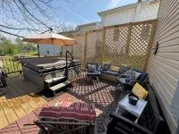 Amazing Location- Skiing Nearby, Hot Tub, TV & Huge Deck! Country Charm Inside! - 3つ星