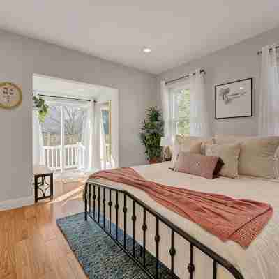 Palmer Square 1BR w/ Private Patio Rooms
