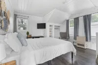 Lakeside Cottage ~ Pool, Hot tub & Private Beach - 4-Star