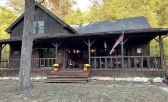 Rustic cabin just outside of Madison!