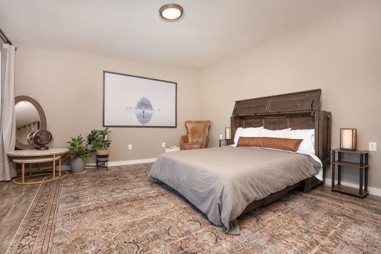 The Vintage Hideaway! Bright apartment, private yard and Starlink internet!