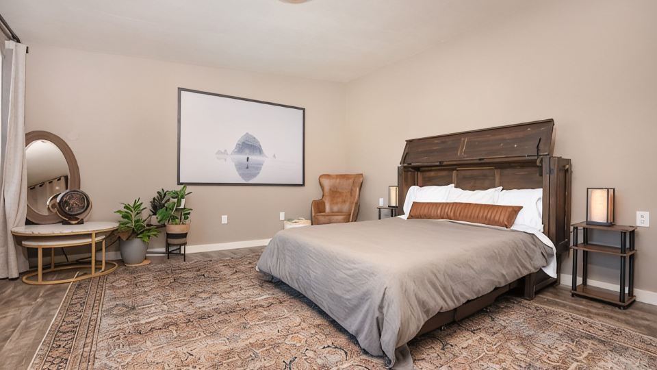 The Vintage Hideaway! Bright apartment, private yard and Starlink internet!