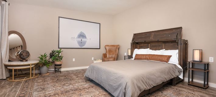 The Vintage Hideaway! Bright apartment, private yard and Starlink internet! Hotels in Forks