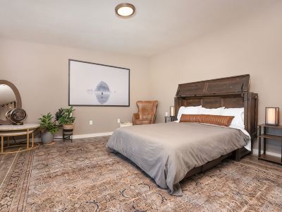 The Vintage Hideaway! Bright apartment, private yard and Starlink internet!