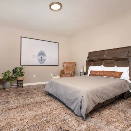 The Vintage Hideaway! Bright apartment, private yard and Starlink internet!