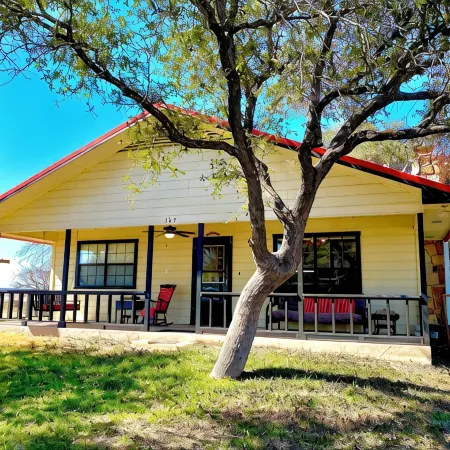 Riverfront Home w/kayaks, firepit, grill, fish 8mi Coopers 8mi Castell Gen Store