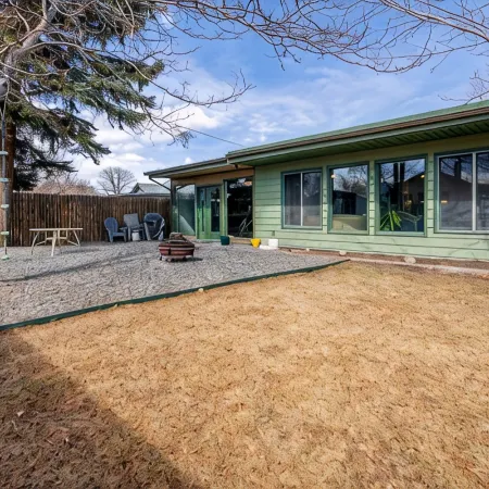 Happy Bison House - Walking Distance to Downtown; Sleeps 7!