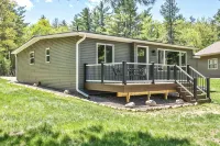 Cedar Lodge: Lakefront Cabin - Wi-Fi, Free Firewood, Generator, No Cleaning Fee! - con encanto