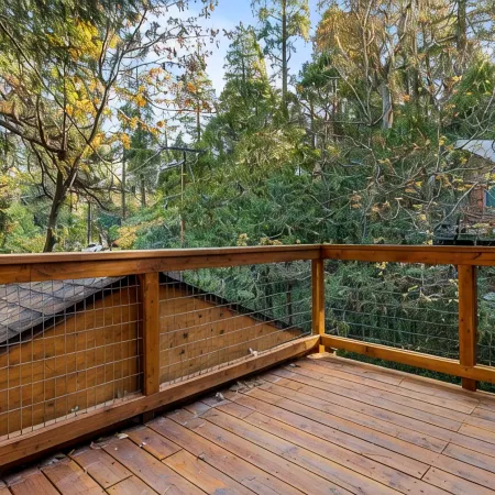 Cozy Mountain Retreat with 3 decks, huge living room, walking distance of shops