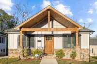 3Br Walkable Downtown Retreat ~ King Bed + Porch - 4 tähden