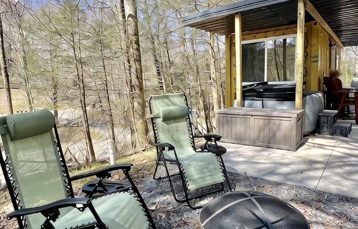 Get 'WilderMcFaddenRidge mins from New River Gorge Nat'l Park w/hot tub!