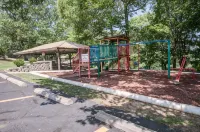Trails End Cabin- 10 Min- Silver Dollar City; 15 Min- Branson; New Tiled Showers - Bathtub