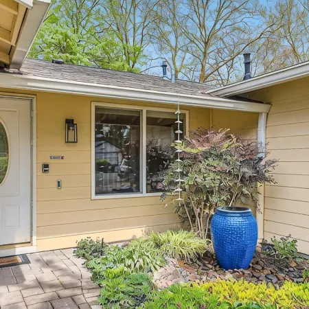 Entire home: Charming Home with Beautiful Yard