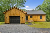 Private Cabin in the woods w/ firepit right next to Shenandoah River - 샬레 호텔