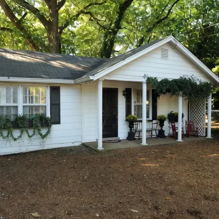 Studio Home, Walk to Downtown Franklin, Pets with Fee, Veteran Owned